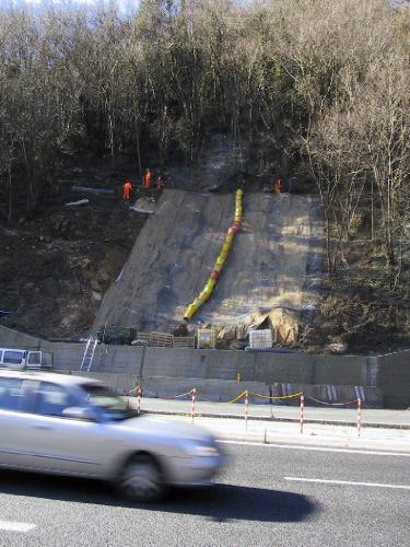 [Protezione con tecco consolidamento parete rocciosa]