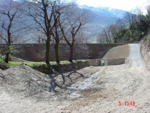 [Vallo paramassi deviatore]