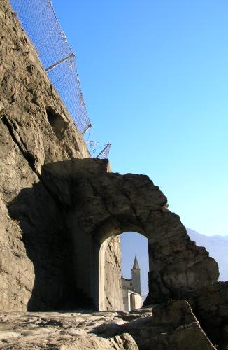[Barriera para massi protezione sito archeologico]