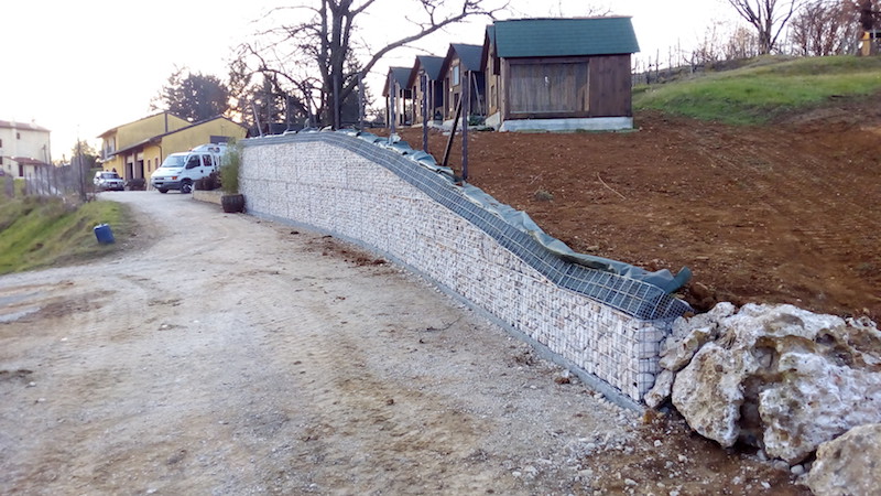 [Gabbia in pietre per muro]
