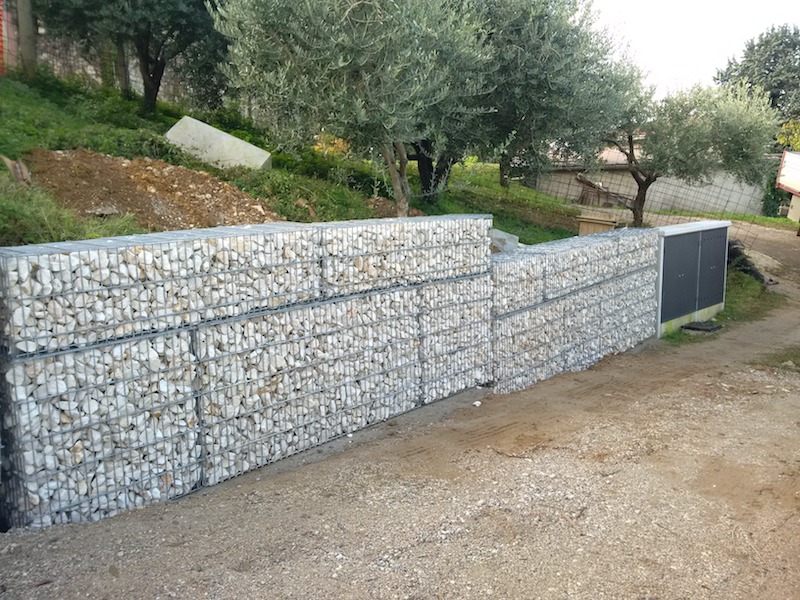 [Gabbia in pietre per muro]
